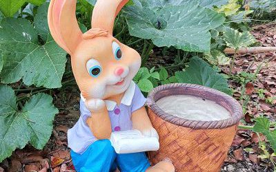 商場創(chuàng)意玻璃鋼卡通兔子雕塑