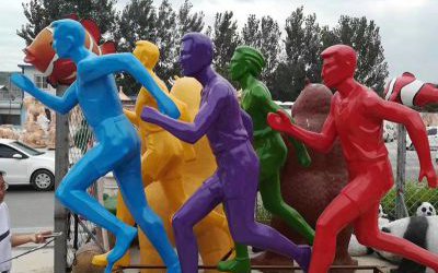 校園廣場擺放彩繪玻璃鋼跑步人物雕塑