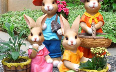 花園景區(qū)玻璃鋼彩繪卡通勞動兔子雕塑