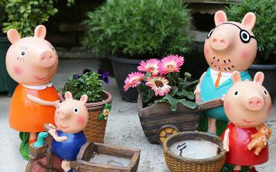 公園創(chuàng)意玻璃鋼卡通小豬佩奇一家雕塑