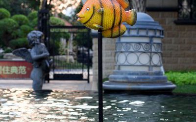 池塘玻璃鋼卡通魚(yú)雕塑擺件